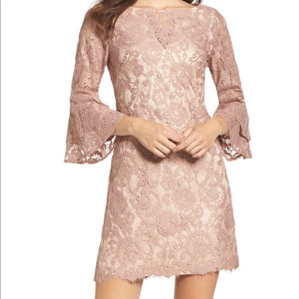 Women’s Vince Camuto Bell Sleeve Lace Dress in Blush size 12